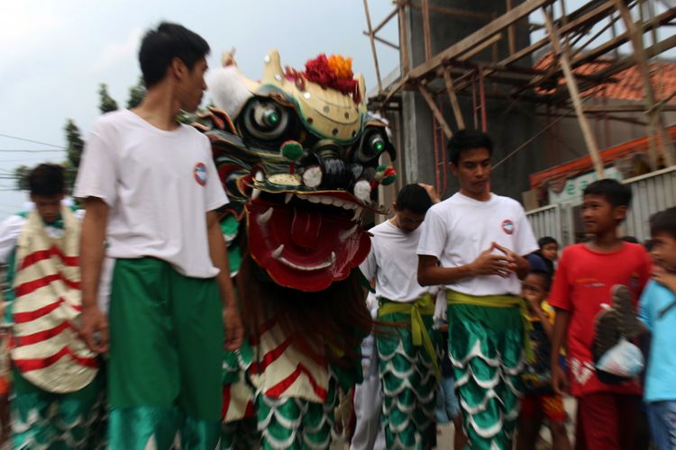 Suasana saat Barongsai Kilin diarak menuju tempat ritual pemandian di Pulo Geulis, Bogor, Jawa Barat. Warga Tionghoa Bogor rutin memandikan kilin, di Sungai Ciliwung. Kilin merupakan kasta tertinggi dari tradisi barong.