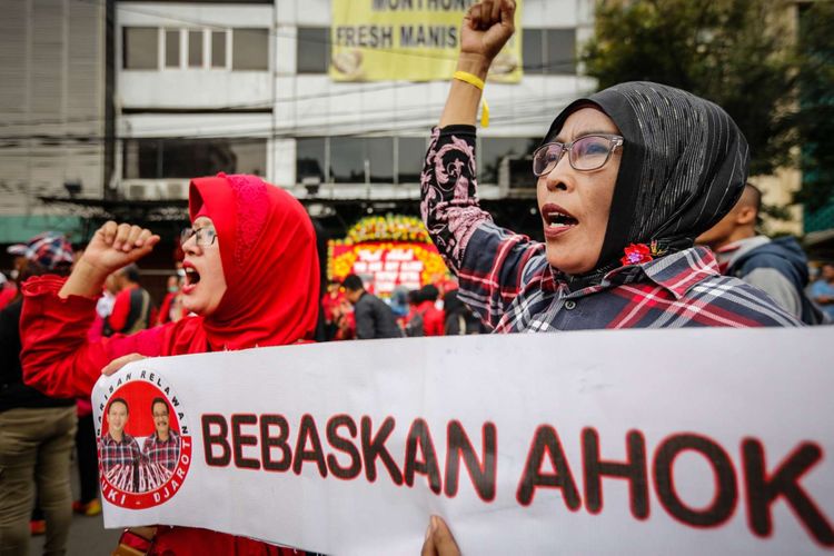 Sejumlah demonstran pendukung Ahok berorasi di Jalan Gajah Mada, Jakarta Pusat, Senin (26/2/2018). Aksi unjuk rasa yang berlangsung selama sidang peninjauan kembali (PK) atas vonis terhadap Ahok pada kasus penodaan agama itu berlangsung tertib.