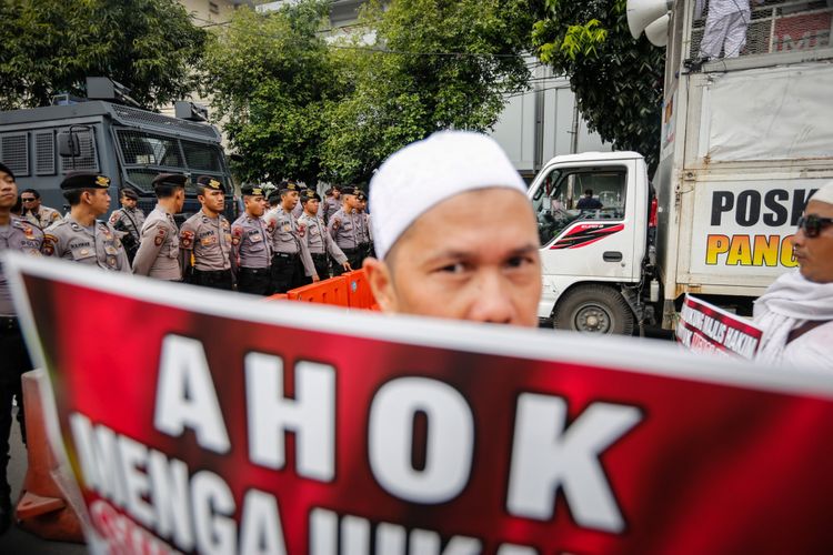 Sejumlah ormas melakukan aksi unjuk rasa di Jalan Gajah Mada, Jakarta Pusat, Senin (26/2/2018). Aksi unjuk rasa yang berlangsung selama sidang peninjauan kembali (PK) atas vonis terhadap Ahok pada kasus penodaan agama itu berlangsung tertib.