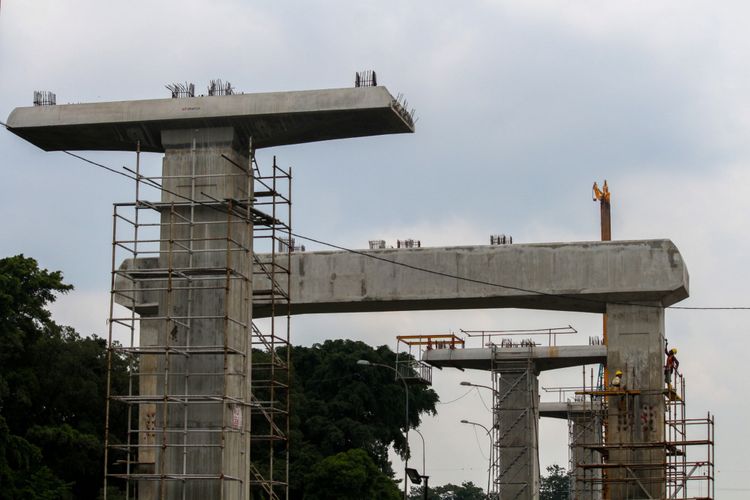 Proyek pembangunan Light Rail Transit (LRT) koridor Cibubur-Cawang di Jakarta, Selasa (27/02/2018). Pembangunan LRT tersebut ditargetkan rampung pada 2019.