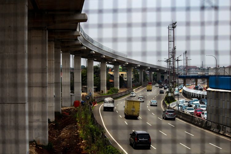 Proyek pembangunan Light Rail Transit (LRT) koridor Cibubur-Cawang di Jakarta, Selasa (27/02/2018). Pembangunan LRT tersebut ditargetkan rampung pada 2019.