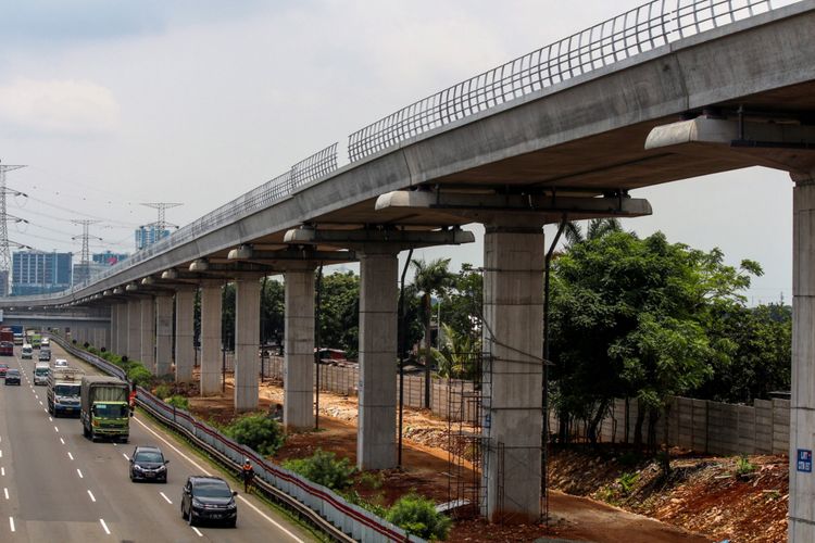 Proyek pembangunan Light Rail Transit (LRT) koridor Cibubur-Cawang di Jakarta, Selasa (27/02/2018). Pembangunan LRT tersebut ditargetkan rampung pada 2019.