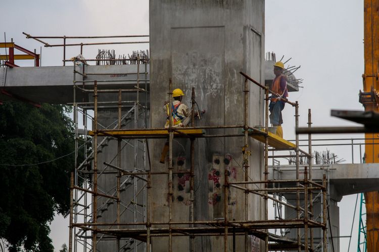 Proyek pembangunan Light Rail Transit (LRT) koridor Cibubur-Cawang di Jakarta, Selasa (27/02/2018). Pembangunan LRT tersebut ditargetkan rampung pada 2019.