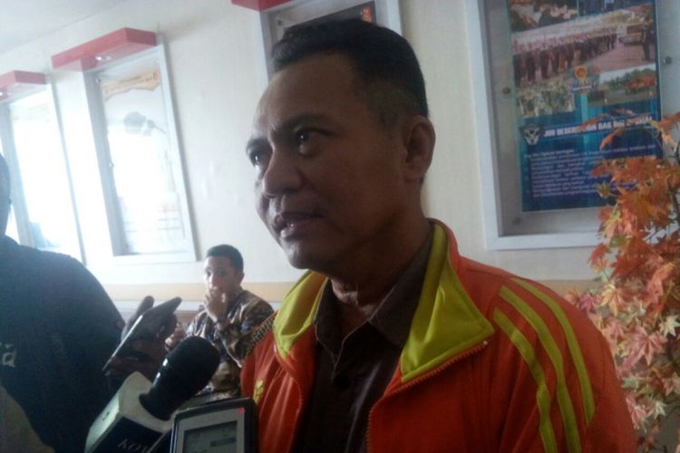 Salah satu bakal calon bupati Garut, Soni Sondani, saat mememenuhi panggilan penyidik Polda Jabar terkait dugaan kasus gratifikasi yang dilakukan tim suksesnya Didin Wahyudin di Mapolda Jabar, Jalan Soekarno Hatta, Kota Bandung, Rabu (28/2/2018).