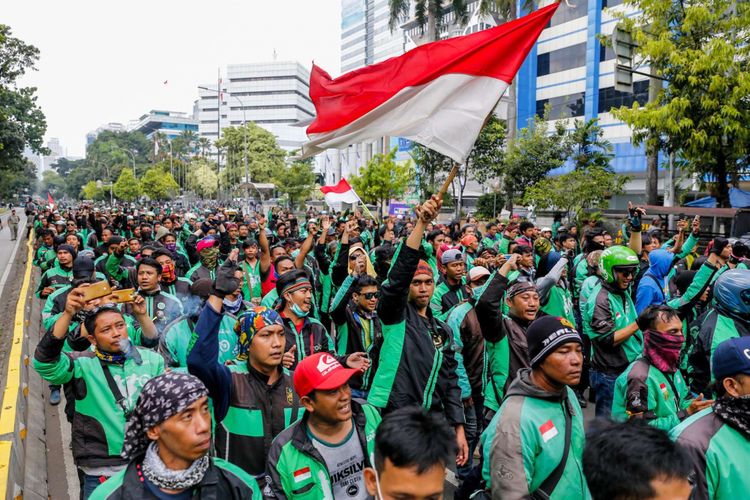 Pengemudi ojek online melakukan aksi unjuk rasa di depan Istana Negara, Jakarta Pusat, Selasa (27/3/2018). Massa dari pengemudi ojek online menuntut pemerintah membantu untuk berdiskusi dengan perusahaan transportasi online agar merasionalkan tarif.