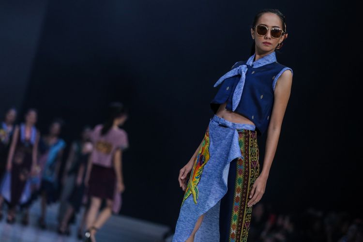 Model memeragakan busana rancangan Anna Budiman dengan tema Les Femmes Samosir saat Indonesia Fashion Week 2018 di JCC Senayan, Jakarta Pusat, Rabu (28/3/2018). Indonesia Fashion Week 2018 mengusung tema Cultural Identity dan fokus mengangkat fesyen dari tiga destinasi wisata terkenal di Indonesia, yaitu Danau Toba di tanah Batak, Borobudur di Jawa Tengah dan Labuan Bajo di Nusa Tenggara Timur.