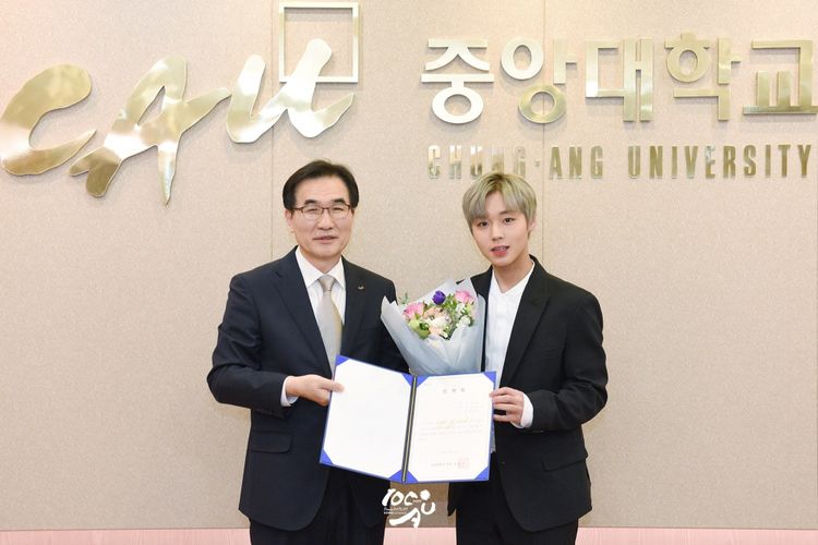 Park Ji Hoon (kanan) ditunjuk menjadi salah satu duta kehormatan Chung-Ang University, Seoul, Korea Selatan, pada 10 April 2018 waktu setempat.