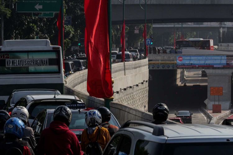 Sejumlah pengendara melintas di lintas bawah (underpass) Mampang-Kuningan, Jakarta, Rabu (11/4/2018). Proyek pembangunan lintas bawah tersebut memiliki panjang lintasan 827 meter dan lebar 14 meter dibuat untuk menghilangkan persimpangan tak sebidang dan diharapkan dapat mengurangi kemacetan.