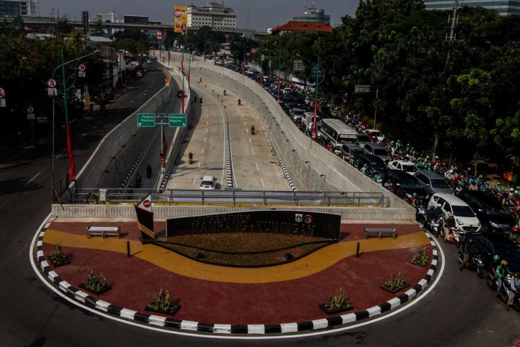 Sejumlah pengendara melintas di lintas bawah (underpass) Mampang-Kuningan, Jakarta, Rabu (11/4/2018). Proyek pembangunan lintas bawah tersebut memiliki panjang lintasan 827 meter dan lebar 14 meter dibuat untuk menghilangkan persimpangan tak sebidang dan diharapkan dapat mengurangi kemacetan.