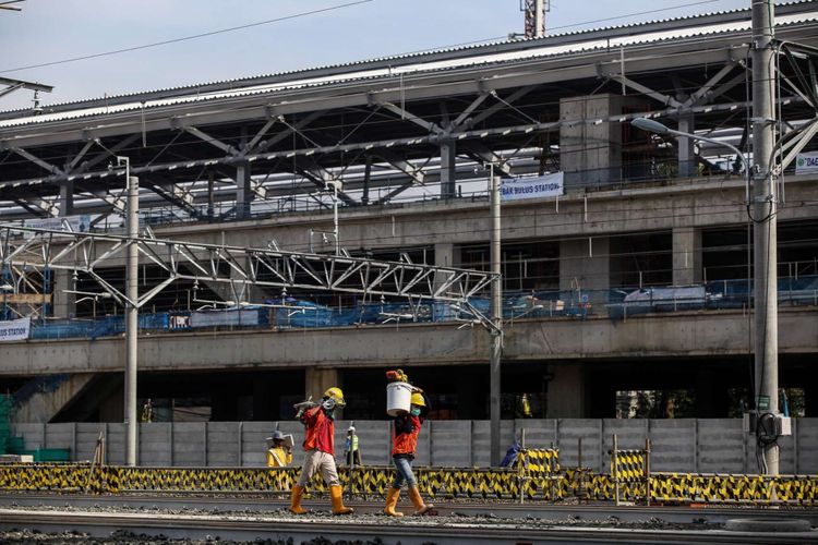 Aktivitas pekerja di Depo MRT Lebak Bulus, Jakarta Selatan, Kamis (12/4/2018). Gubernur DKI Jakarta Anies Baswedan meresmikan kedatangan dua rangkaian angkutan massal cepat (MRT) dan total sudah 12 unit kereta MRT berada depo MRT Lebak Bulus.