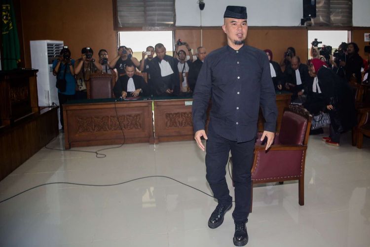 Artis musik Ahmad Dhani saat menjalani sidang kasus dugaan ujaran kebencian di Pengadilan Negeri Jakarta Selatan, Senin (16/4/2018). Ahmad Dhani diduga melanggar Pasal 45A Ayat 2 juncto Pasal 28 Ayat 2 Undang-undang Nomor 19 Tahun 2016 tentang Informasi dan Transaksi Elektronik juncto Pasal 55 Ayat 1 KUHP.