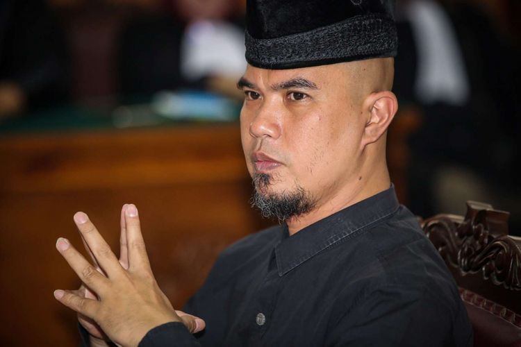 Artis musik Ahmad Dhani saat menjalani sidang kasus dugaan ujaran kebencian di Pengadilan Negeri Jakarta Selatan, Senin (16/4/2018). Ahmad Dhani diduga melanggar Pasal 45A Ayat 2 juncto Pasal 28 Ayat 2 Undang-undang Nomor 19 Tahun 2016 tentang Informasi dan Transaksi Elektronik juncto Pasal 55 Ayat 1 KUHP.