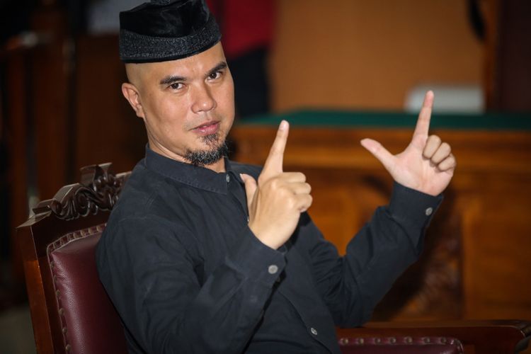 Artis musik Ahmad Dhani saat menjalani sidang kasus dugaan ujaran kebencian di Pengadilan Negeri Jakarta Selatan, Senin (16/4/2018). Ahmad Dhani diduga melanggar Pasal 45A Ayat 2 juncto Pasal 28 Ayat 2 Undang-undang Nomor 19 Tahun 2016 tentang Informasi dan Transaksi Elektronik juncto Pasal 55 Ayat 1 KUHP.