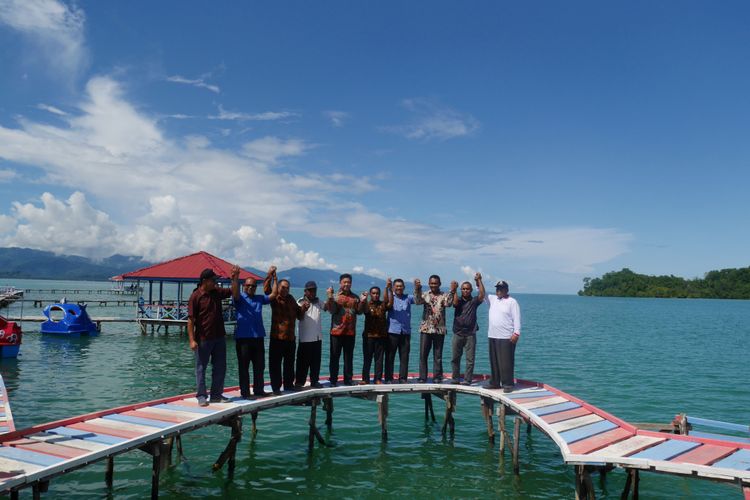 Jajaran Pemerintah Daerah (Pemda) Kabupaten Kepulauan Sula saat berada di Pulau Kucing, merupakan salah satu obyek wisata di Desa Fukweu, Kecamatan Sanana Utara, Kepulauan Sula, Maluku Utara, Sabtu (14/4/2018).