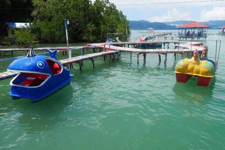 Fasilitas untuk wisatawan di Pulau Kucing yang merupakan salah satu obyek wisata di Desa Fukweu, Kecamatan Sanana Utara, Kepulauan Sula, Maluku Utara, Sabtu (14/4/2018).