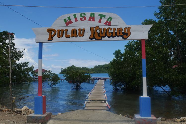 Pulau Kucing merupakan salah satu obyek wisata di Desa Fukweu, Kecamatan Sanana Utara, Kepulauan Sula, Maluku Utara, Sabtu (14/4/2018).