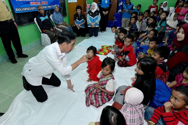 Presiden Joko Widodo saat bercengkerama dengan anak-anak pengungsi korban gempa Banjarnegara di SDN 01 Sidakangen, Senin (23/4/2018).