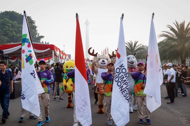 Suasana peserta parade Asian Games XVIII 2018 Jakarta-Palembang di Monas, Jakarta, Minggu (13/5/2018). Acara yang diikuti sekitar 5.000 peserta dari berbagai komunitas, instansi pemerintah, dan pihak sponsor tersebut untuk menggelorakan semangat dan partisipasi masyarakat dalam menyambut Asian Games 2018 pada Agustus mendatang.
