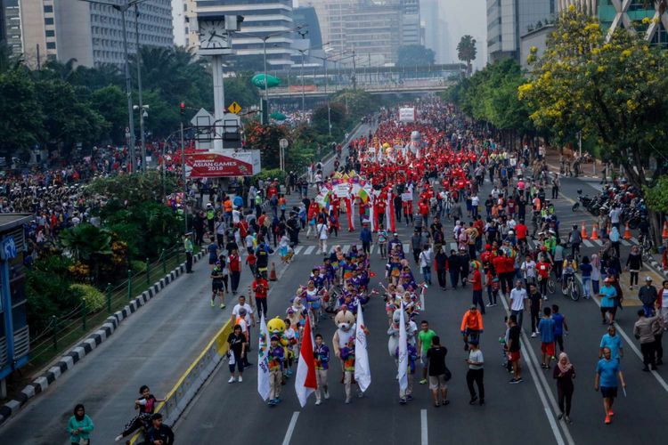 Suasana peserta parade Asian Games XVIII 2018 Jakarta-Palembang di Jalan MH Thamrin, Jakarta, Minggu (13/5/2018). Acara yang diikuti sekitar 5.000 peserta dari berbagai komunitas, instansi pemerintah, dan pihak sponsor tersebut untuk menggelorakan semangat dan partisipasi masyarakat dalam menyambut Asian Games 2018 pada Agustus mendatang.