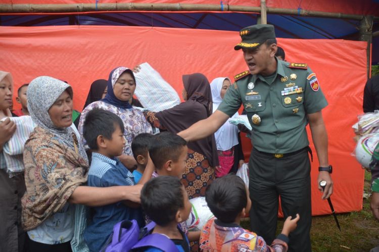 Komandan Resor Militer 071/Wijayakusuma Kolonel Kav Dani Wardhana menyambangi tenda pengungsian atau hunian sementara korban gempa bumi Kalibening, Banjarnegara, Jawa Tengah.