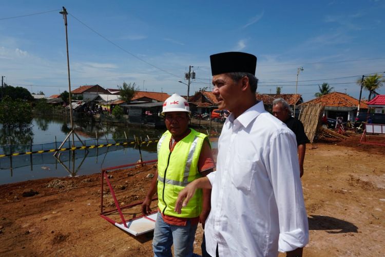 Calon Gubernur Jawa Tengah Ganjar Pranowo meninjau pekerjaan tanggul laut di Pekalongan, Jumat (25/5/2018). Ganjar minta pekerjaan dipercepat agar persoalan rob di Pekalongan cepat tuntas.