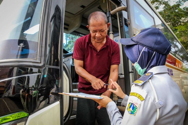 Petugas Dishub mendata kelengkapan bus pada pengecekan pra angkutan lebaran 2018 di terminal Kampung Rambutan, Jakarta, Senin (28/5/2018). Pengecekan tersebut dilakukan guna meningkatkan keselamatan bertransportasi saat arus mudik dan balik lebaran 2018.