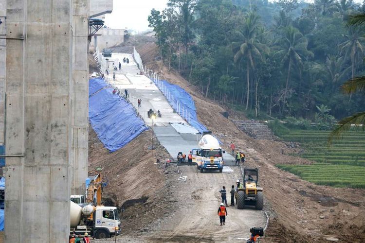 Kondisi proyek jalan tol Salatiga-Kartasura di Salatiga, Jawa Tengah, Minggu (3/6/2018). Jalan tol yang memiliki panjang 32,65 kilometer tersebut dapat dilalui secara fungsional pada mudik dan balik Lebaran 2018.