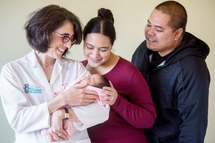 Elianna, bayi yang menerima transplantasi sel punca sebelum dilahirkan bersama kedua orang tua dan dokter yang merawatnya