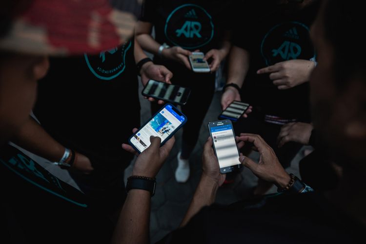 Para pelari Kampanye Run for the Oceans menyalakan aplikasi Runtastic agar jarak tempuh mereka tercatat