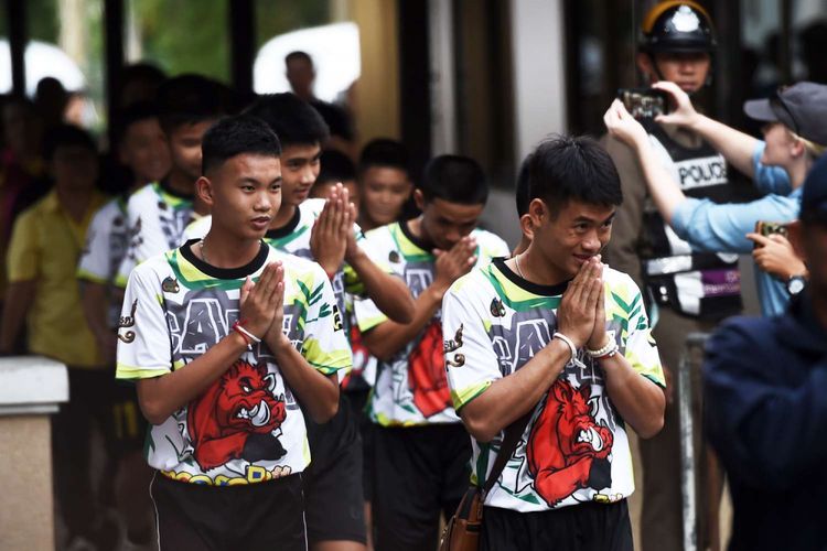 Dua belas remaja dan pelatih sepak bola Wild Boars yang berhasil diselamatkan setelah terjebak di dalam goa di Thailand, hadir dalam konferensi pers di Chiang Rai, Thailand, Rabu (18/7/2018).