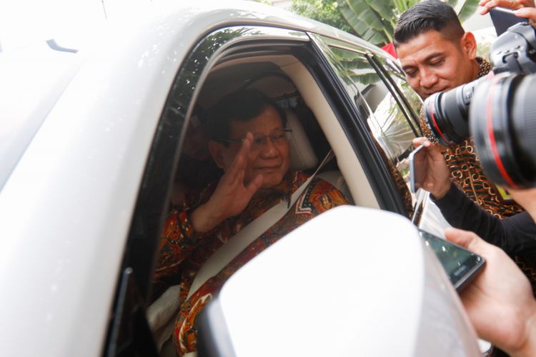 Ketua umum Partai Gerindra Prabowo Subianto usai melakukan pertemuan dengan ketua umum Partai Demokrat Susilo Bambang Yudhoyono (SBY) di Kediaman SBY, Jakarta, Kamis (9/8/2018). Pertemuan berlangsung secara tertutup.