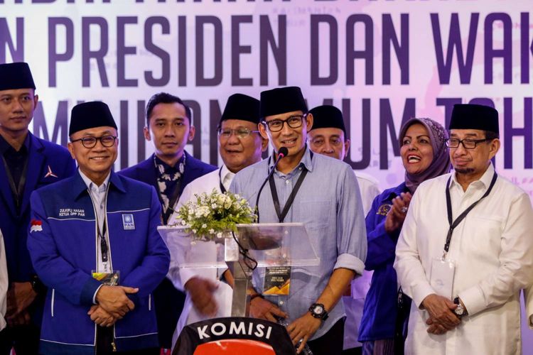 Calon wakil presiden Sandiaga Uno memberikan pidato  seusai mendaftarkan dirinya di Gedung KPU RI, Jakarta, Jumat (10/8/2018). Pasangan Prabowo-Sandi yang secara resmi mendaftar sebagai calon presiden dan wakil presiden tahun 2019-2024.