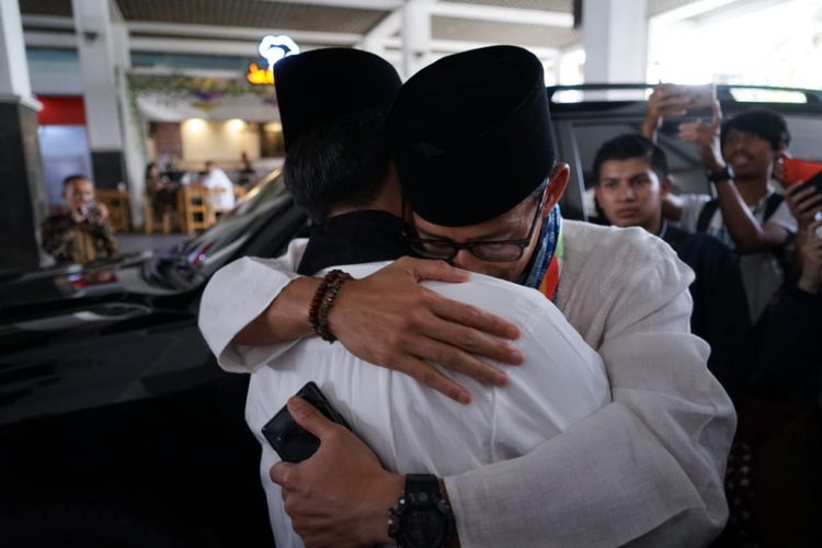 Wakil Gubernur DKI Jakarta Sandiaga Uno memeluk Kepala Dinas Perhubungan Andri Yansyah pada hari terakhirnya menjabat sebagai wagub, Jumat (10/8/2018).  