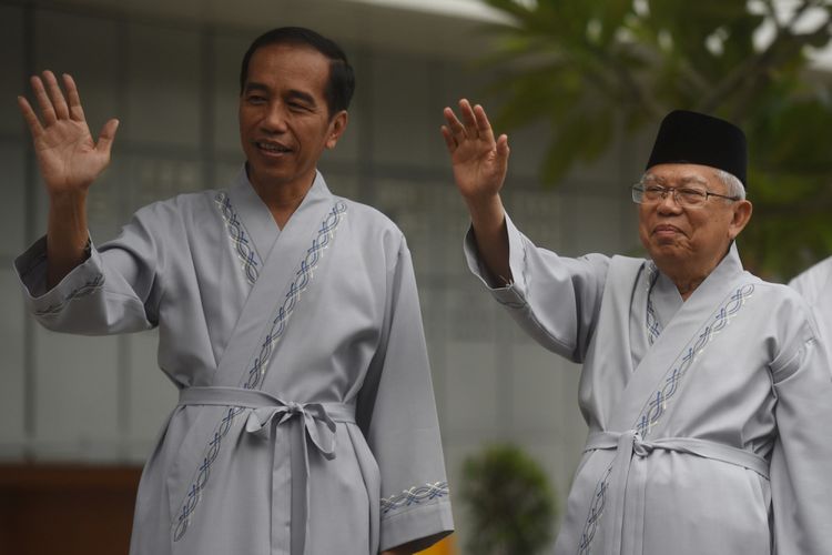 Bakal capres cawapres Pilpres 2019, Joko Widodo (kiri) dan Maruf Amin (kanan) melambaikan tangan usai pemeriksaan awal tes kesehatan di RSPAD, Jakarta, Minggu (12/8). ANTARA FOTO/Akbar Nugroho Gumay/foc/18.