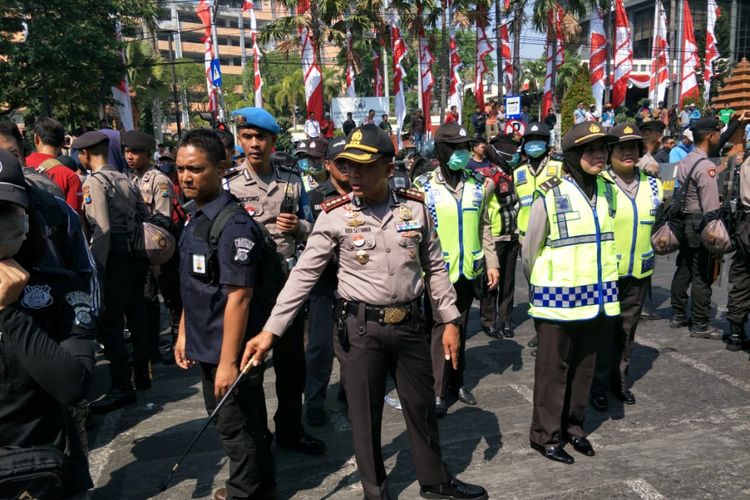 Polwan ikut bubarkan aksi Deklarasi Ganti Presiden 2019 di Surabaya