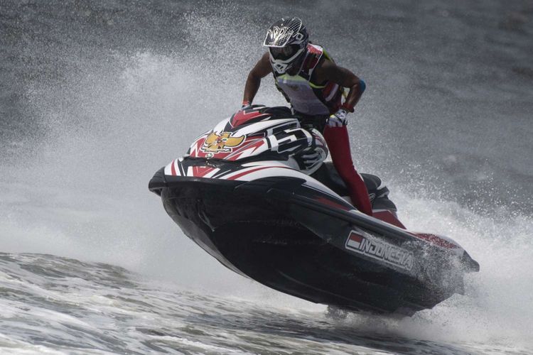 Atlet jetski Indonesia Aqsa Sutan Aswar berkompetisi dalam final nomor endurance run about di Asian Games 2018, Jakarta, Minggu (26/8/2018). Aqsa berhasil meraih emas.