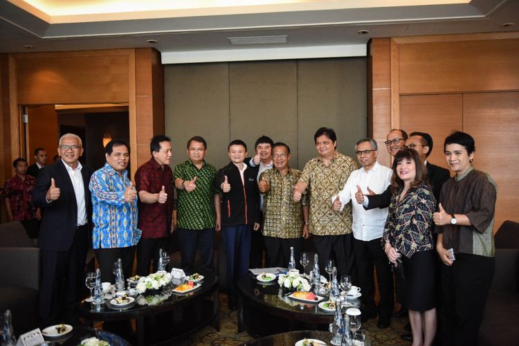 Suasana pertemuan antara pendiri Alibaba Group Jack Ma dengan Menteri Koordinator Bidang Perekonomian Darmin Nasution serta menteri dan pimpinan lembaga terkait lainnya di Hotel Ritz Carlton SCBD, Jakarta, Minggu (2//9/2018).