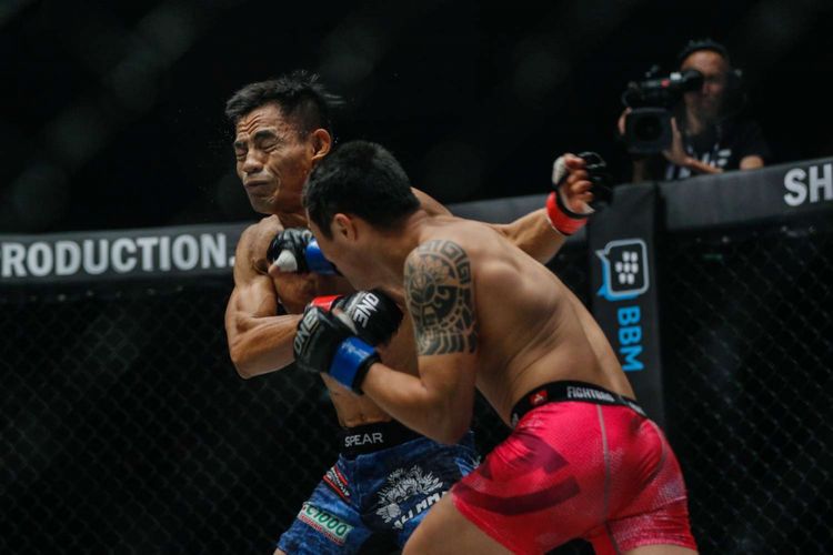 Atlet Mixed Matrial Arts (MMA) Indonesia Stefer Rahardian (kiri) saat bertarung melawan Petarung China Pen Xue Wen di JCC Senayan, Jakarta, Sabtu (22/9/2018). Stefer Rahardian kalah dari Pen Xue Wen.