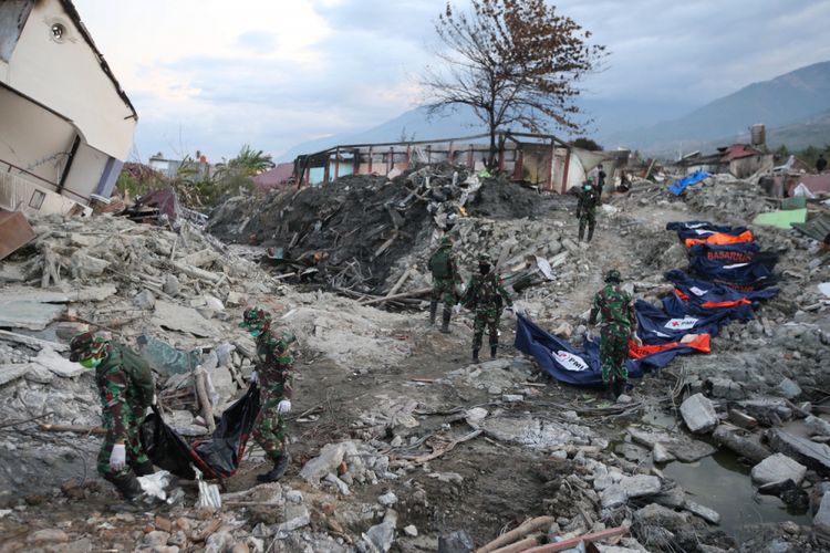 Anggota TNI menemukan jenasah korban gempa bumi di Perumnas Balaroa, Palu, Sulawesi Tengah, Sabtu (6/10/2018). Gempa bumi Palu dan Donggala bermagnitudo 7,4 mengakibatkan sedikitnya 925 orang meninggal dunia dan 65.733 bangunan rusak.