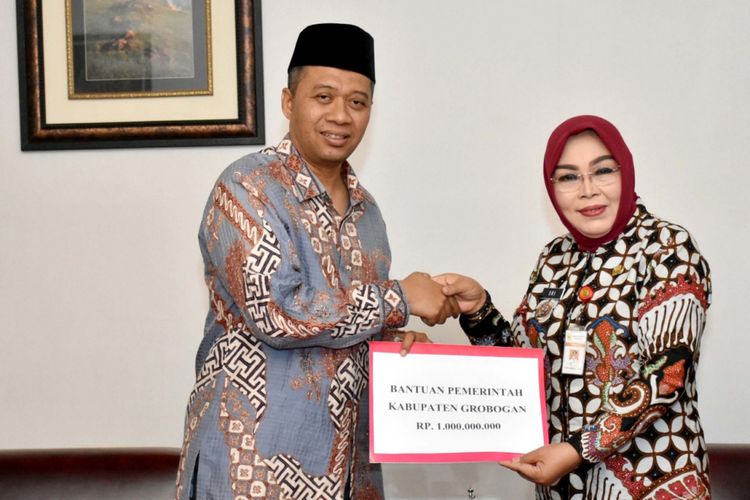 Bupati Grobogan Sri Sumarni menyerahkan bantuan uang Rp 1 miliar kepada Gubernur NTB Zulkiflimansyah untuk membantu korban gempa, Selasa (9/10/2018).?