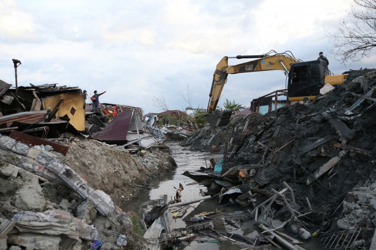 Petugas SAR melakukan pencarian korban hilang akibat gempa bumi di Perumnas Balaroa, Palu, Sulawesi Tengah, Sabtu (6/10/2018). Gempa bumi Palu dan Donggala bermagnitudo 7,4 mengakibatkan sedikitnya 925 orang meninggal dunia dan 65.733 bangunan rusak.