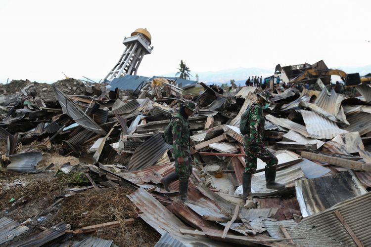 Anggota TNI melakukan pencarian korban hilang akibat gempa bumi di Perumnas Balaroa, Palu, Sulawesi Tengah, Sabtu (6/10/2018). Gempa bumi Palu dan Donggala bermagnitudo 7,4 mengakibatkan sedikitnya 925 orang meninggal dunia dan 65.733 bangunan rusak.