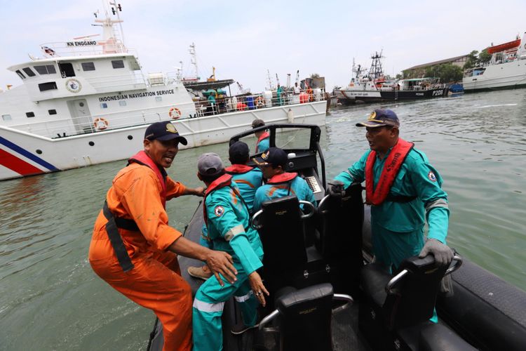 Anggota Basarnas melakukan persiapan untuk mencari korban jatuhnya pesawat Lion Air JT-610 ke laut, di Pelabuhan Jakarta, 29 Oktober 2018. Pesawat Lion Air tujuan Pangkalpinang tersebut membawa 188 orang.