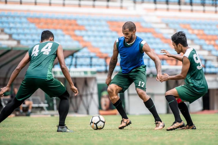David da Silva (tengah) kembali berlatih bersama rekan-rekannya di Persebaya Surabaya dalam latihan yang digelar di Stadion Gelora Bung Tomo, Surabaya, Kamis (8/11/2018).