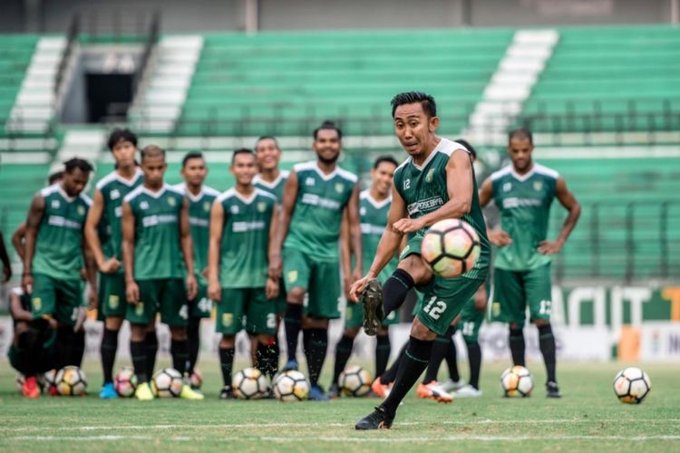 Kapten Persebaya Surabaya, Rendi Irwan menendang bola dalam sesi latihan Persebaya di Stadion Gelora Bung Tomo, Sabtu (25/11/2018).