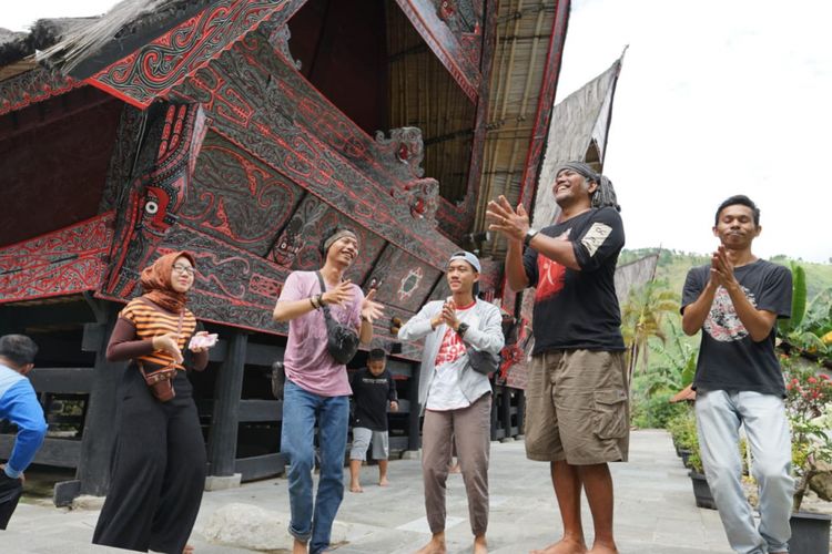 Tim Literasi Nusantara dan Togu Simorangkir menari Tor-Tor di istana Raja Sisingamangaraja untuk melepas lelah setelah berjalan. 