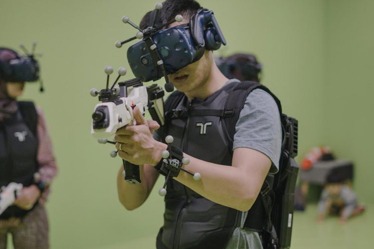 Seorang pemain tengah menjajal salah satu permainan full body immerdion VR yang dibawa ke Indonesia dari CoHive X Sandbox VR.