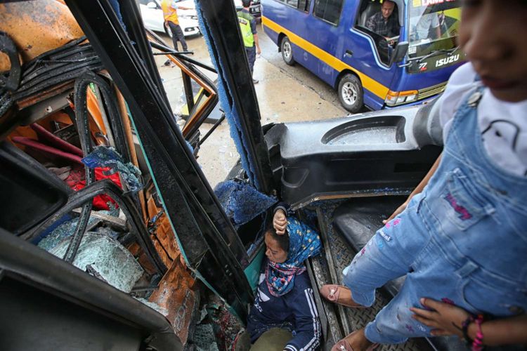 Korban kecelakaan bus Asli Prima di Gerbang Tol Cikupa, Tangerang, Banten, Minggu (13/01/2019). Bus Asli Prima yang melaju dari arah Jakarta keluar jalur menabrak truk yang melaju menuju Jakarta. Akibat kecelakaan ini dua orang luka berat dan belasan lainnya luka ringan.