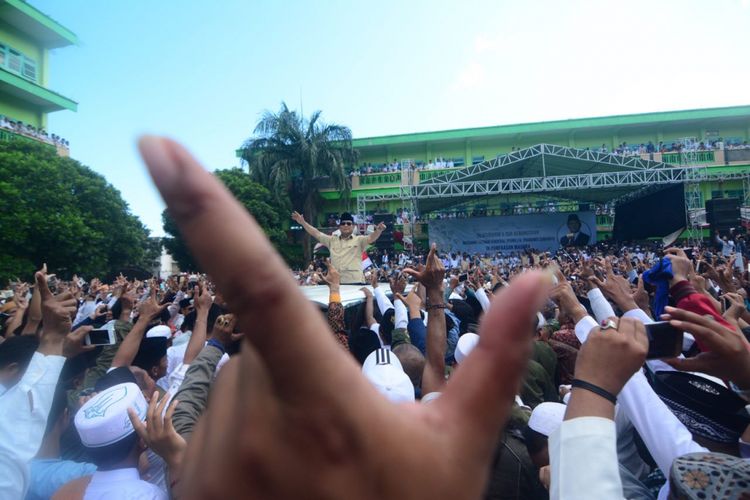 Calon Presiden Prabowo Subianto disambut ribuan santri pondok pesantren Mambaul Ulum Bata-Bata, Selasa (26/2/2019)