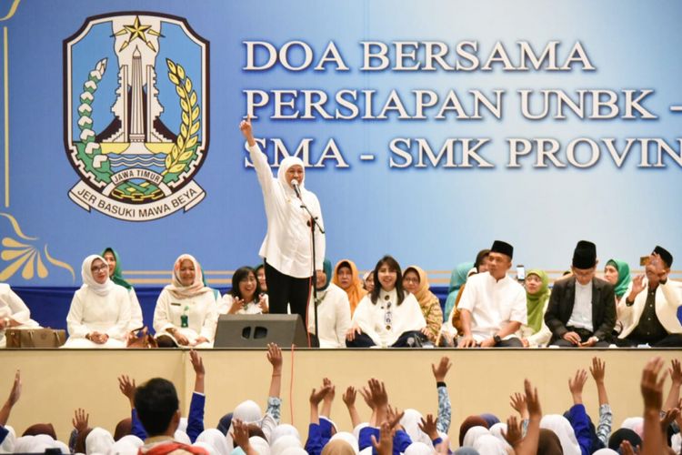 Gubernur Jawa Timur Khofifah Indar Parawansa memberikan pengarahan kepada siswa SMA/SMK/MA jelang pelaksanaan ujian nasional di Universitas Airlangga, Surabaya, Jumat (1/3/2019).